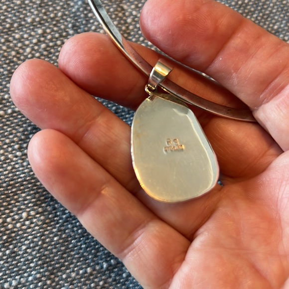 BEAUTIFUL AMERICAN INDIAN TURQUOISE & SILVER PENDANT ON SILVER NECK COLLAR - Picture 3 of 3